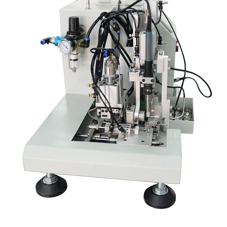 USB-Datenkabel übertragen die Ladung auf das iPhone, Smartphone, Android, iOS-Systeme durch Micro Lightning Typ-C-Stecker, Kupferkabeldrahtherstellung, elektrische mechanische Anlagenausrüstung, Kabelabisoliermaschine,