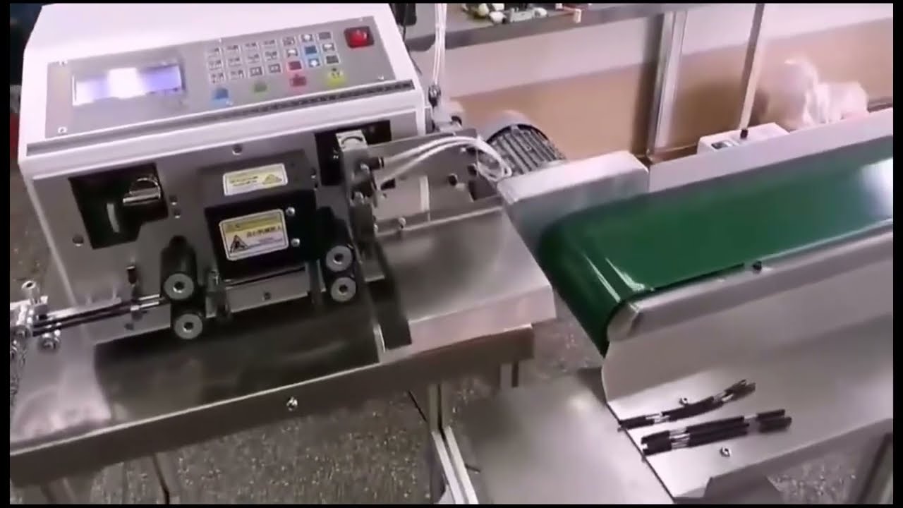 Automatische Drahtschneide-, Abisolier- und Crimpmaschine mit Förderband