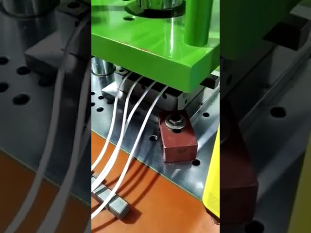 HDMI-Kunststoff-Spritzgießmaschine 250ST – Präzision für elektronische Komponenten