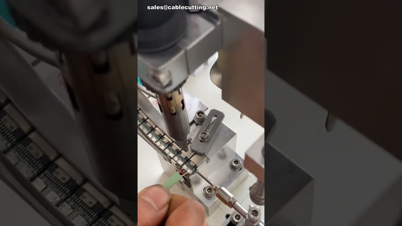 Lötmaschine für Powerbank-Kabel mit Vibrationsförderer – Automatische Drahtzuführung #Fabrik #Maschine