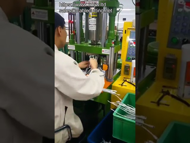 Kleine vertikale Spritzgießmaschine für PVC-Stecker-Umspritzung – Präzise & Effizient