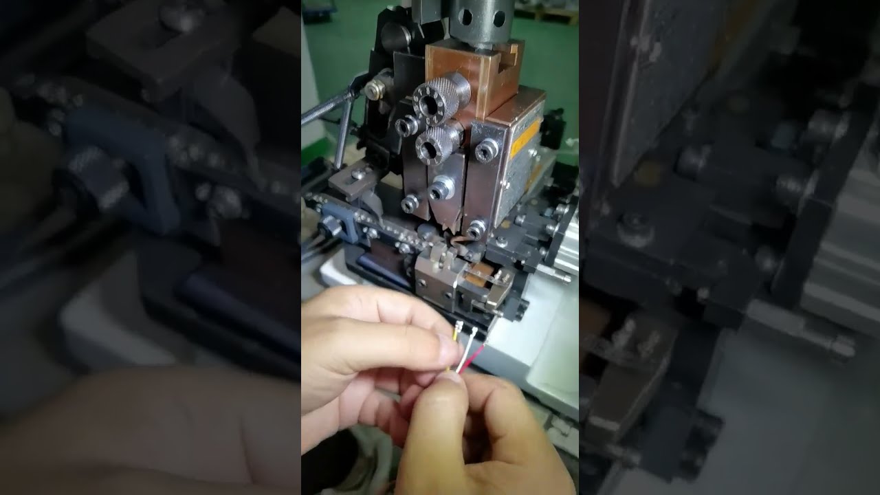 Horizontale Durchlauf-Anschlussklemmmaschine für Endlosband – Crimpen, Fabrik, Werkzeuge