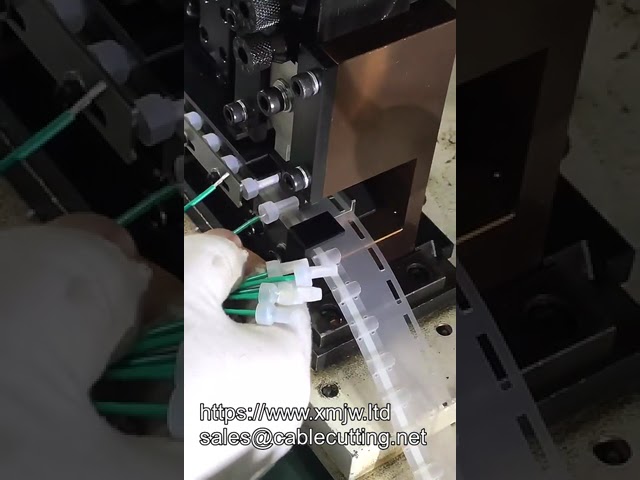 Automatische Crimpmaschine für schalldämpfende Anschlüsse mit kundenspezifischer Applikatorform – optimiert für PKW & NEV