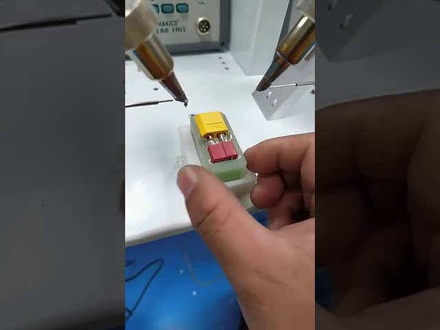 Über 10 Jahre Erfahrung: Halbautomatische Lötmaschine für USB-Datenkabel – Doppelkopf