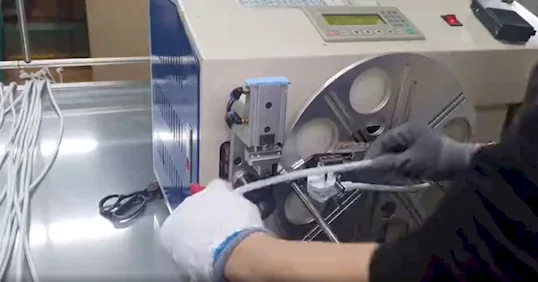 Steckdosen-Wickel- und Bindemaschine WPM-210 - Kabelwickel- und Bindemaschine